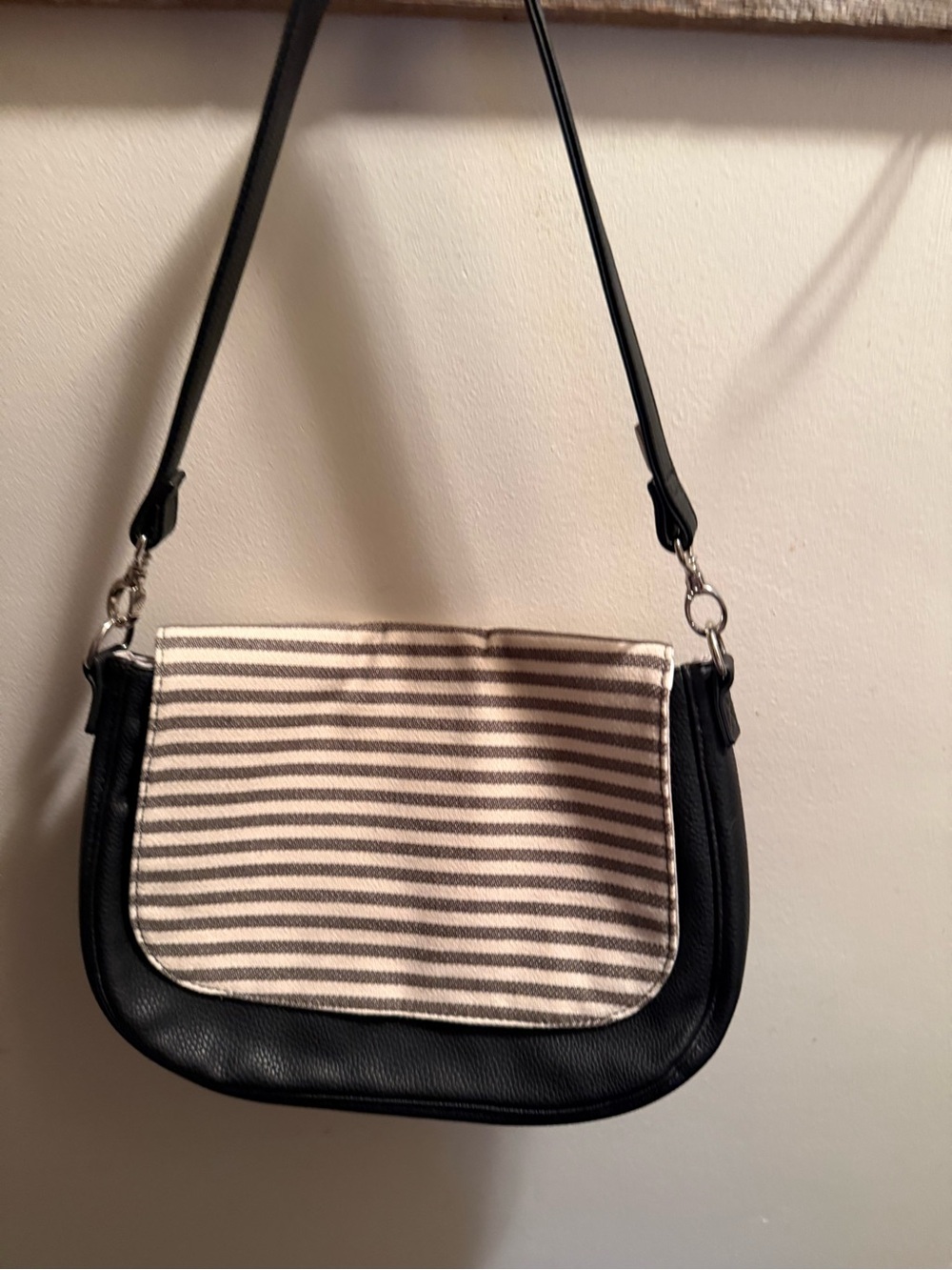Thirty-One Classic Body Handbag Black Faux Leather changeFlap Canvas Striped EUC